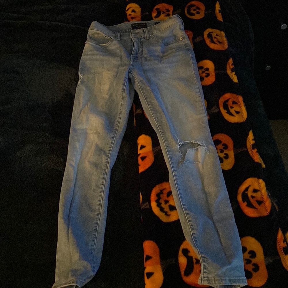 Lucky brand light washed blue jeans and T he jeans are size 2